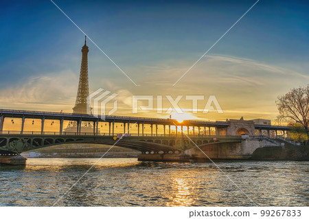 Paris France sunrise city skyline at Eiffel Tower and Seine River Bir-Hakeim Bridge 99267833