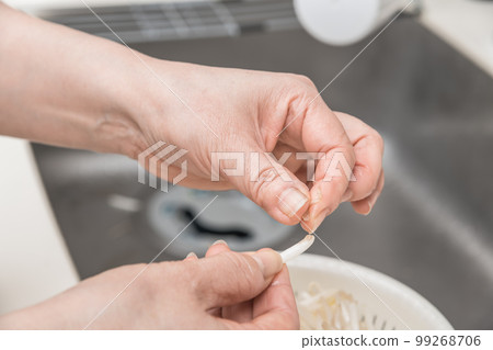 [Remove roots of bean sprouts] 99268706