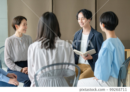 Business discussion circle 99268711