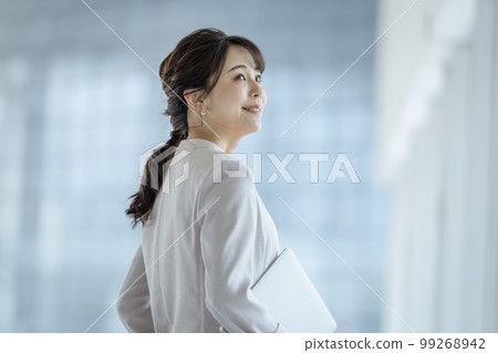 Business woman portrait in her 30s 99268942