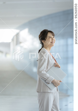 Business woman portrait in her 30s 99268950