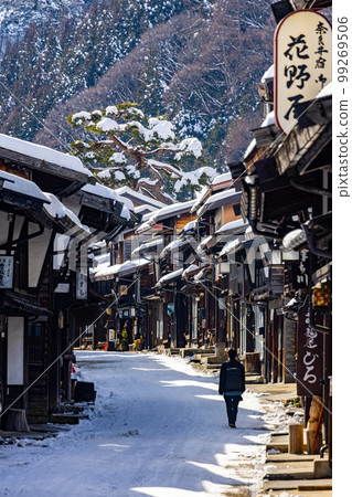 [長野縣]冬天的奈良井宿，雪景的舊街景 99269506