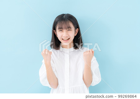 做膽量姿勢的女孩小學生 99269864