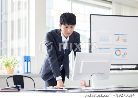 看電腦的商務辦公桌工作人員 看電腦的商務辦公桌工作人員 99270184