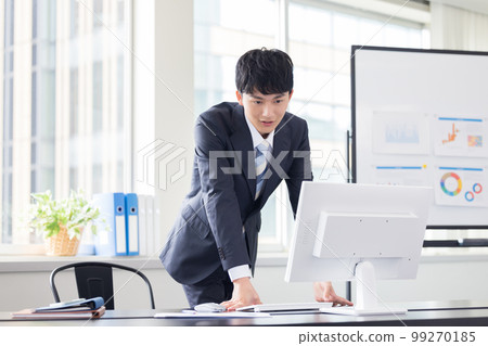 看電腦的商務辦公桌工作人員 99270185