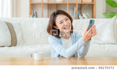 有智能手機的中間婦女 99270372