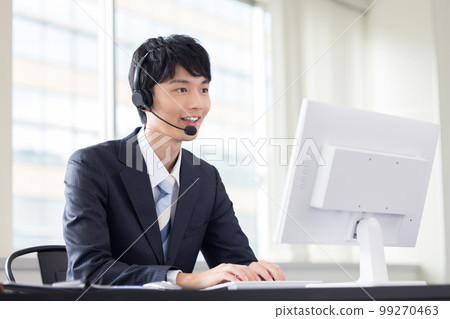 在商務呼叫中心工作的男性接線員 在商務呼叫中心工作的男性接線員 99270463