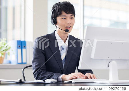 在商務呼叫中心工作的男性接線員 99270466