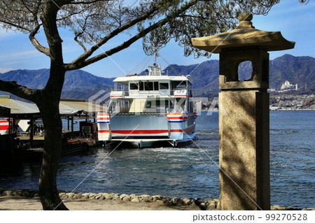 To Miyajima in Aki ... The gateway to the sea and the ferry To Miyajima in Aki ... The gateway to the sea and the ferry 99270528