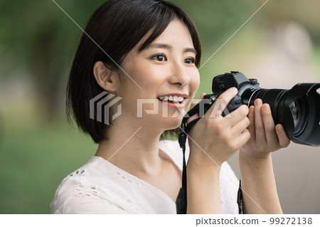 一個女人帶著照相機 一個女人帶著照相機 99272138