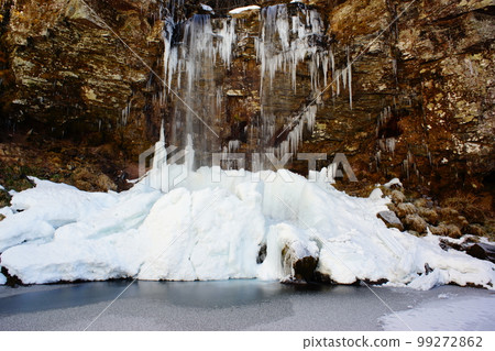 Winter couple Falls Winter couple Falls 99272862