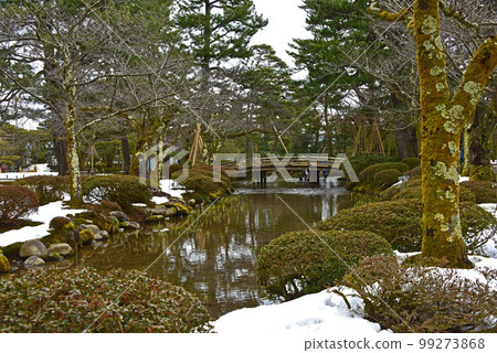 石川縣冬季的兼六園 石川縣冬季的兼六園 99273868