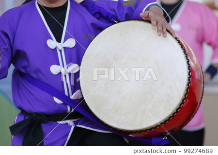 沖繩 Eisa 舞蹈表演中的大鼓 99274689