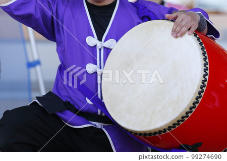 沖繩 Eisa 舞蹈表演中的大鼓 99274690