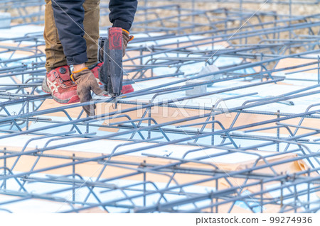 Rebar binding machine, foundation work, slab reinforcement arrangement Rebar binding machine, foundation work, slab reinforcement arrangement 99274936