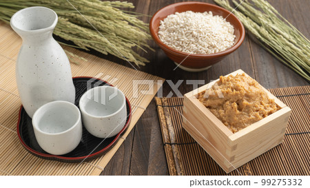 Sake lees, rice malt and sake 99275332
