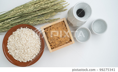 酒糟、米曲子和清酒 99275341