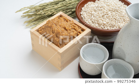 酒糟、米曲子和清酒 99275346