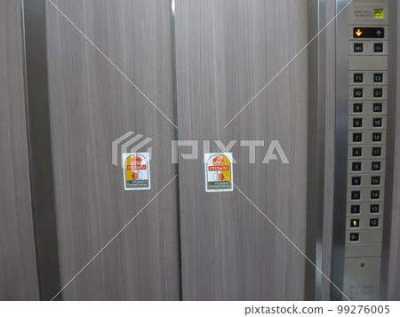 Elevator door (beware of getting caught) 99276005