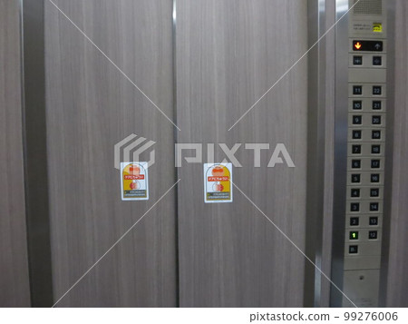 Elevator door (beware of getting caught) Elevator door (beware of getting caught) 99276006