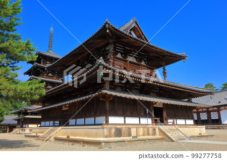 [奈良縣]晴空下的寶龍寺五層寶塔和近藤 99277758