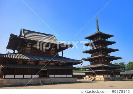 [奈良縣]晴空下的寶龍寺五層寶塔和近藤 99278145