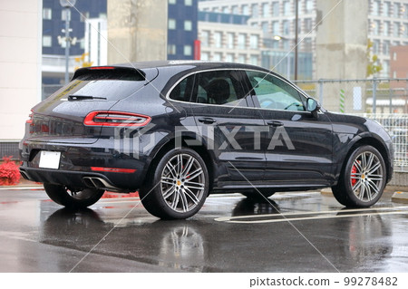 一輛黑色跑車在停車場的圖像 一輛黑色跑車在停車場的圖像 99278482