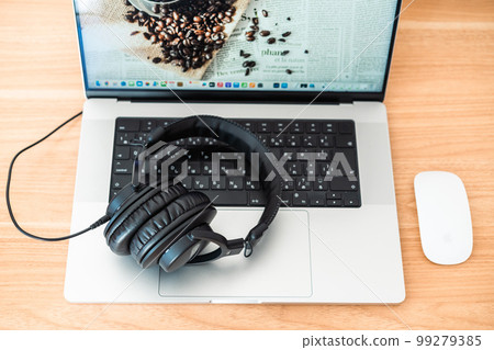 Image of enjoying virtual mixing without a controller Image of enjoying virtual mixing without a controller 99279385