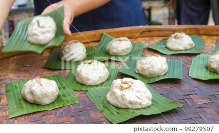 清明節,祭拜,供品,草仔粿,竹皮子,お墓参り、お参り、お供え物、草餅、竹皮、 bamboo 清明節,祭拜,供品,草仔粿,竹皮子,お墓参り、お参り、お供え物、草餅、竹皮、 bamboo 99279507