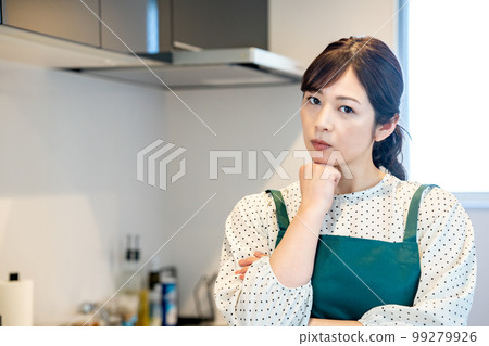 Housewife with dissatisfied apron 99279926