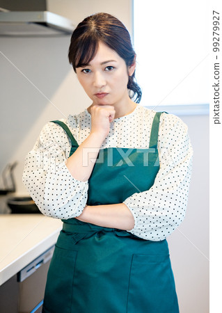 Housewife with dissatisfied apron 99279927