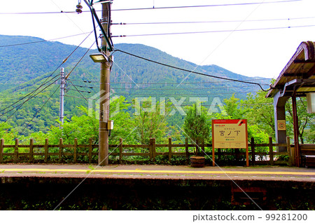 [Kanagawa] Hakone in June Hakone Tozan Train Miyanoshita station station sign and towering mountains 99281200