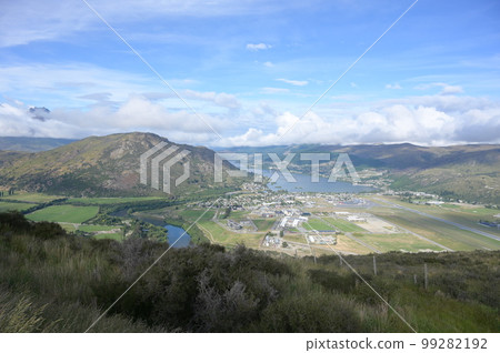 沐浴在早晨的陽光下的山 沐浴在早晨的陽光下的山 99282192