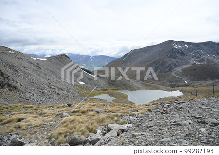山頂附近的湖景 山頂附近的湖景 99282193