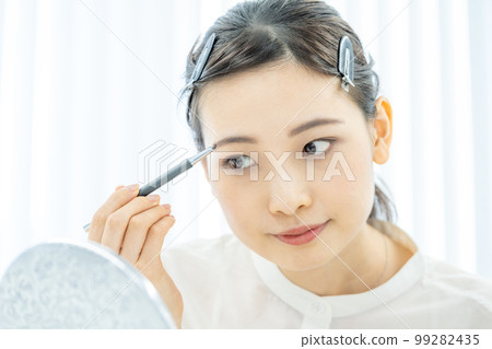 美容美妝特寫一個年輕女人的臉畫眉毛 99282435