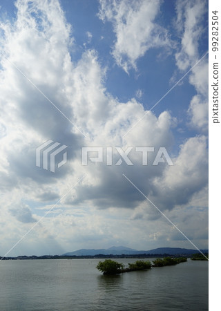 Evening scenery on the lake side 99282504