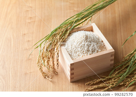 sticky rice in masu 99282570