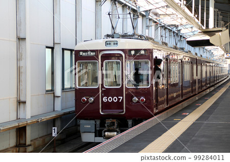 離開阪急三國站的阪急列車和售票員 99284011