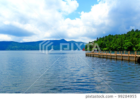 [Kanagawa] Hakone in early summer Lake Ashinoko and the Torii of Peace at Hakone Shrine 99284955