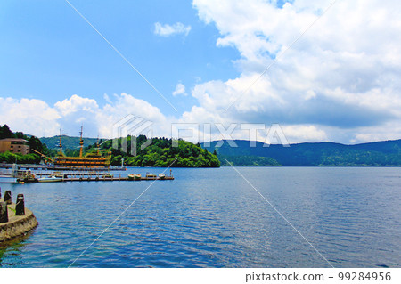 [Kanagawa] Hakone in early summer Lake Ashinoko and a pleasure boat anchored 99284956