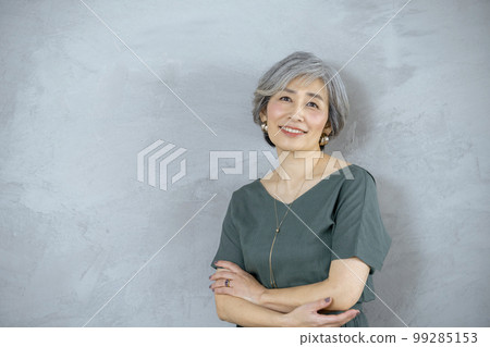 Gray-haired senior woman 99285153
