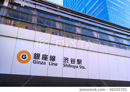 日本東京的城市景觀，俯瞰東京地鐵銀座線的澀谷站。旁邊可以看到銀座線澀谷站的人物。 99285783