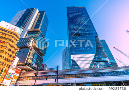 日本東京的城市景觀，俯瞰東京地鐵銀座線的澀谷站。旁邊可以看到銀座線澀谷站的文字（畫面左下方） 99285786