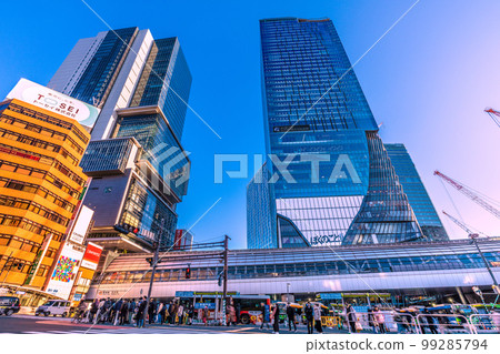 日本東京的城市景觀，俯瞰東京地鐵銀座線的澀谷站。旁邊可以看到銀座線澀谷站的文字（畫面左下方） 99285794