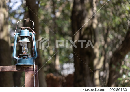 山間小屋欄杆上的一盞舊燈 99286180