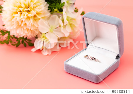 Bouquet and ring pink back Bouquet and ring pink back 99288514