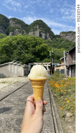 夏日山脈和冰淇淋 99288544