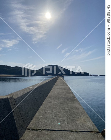 海、路堤和天空 99288545