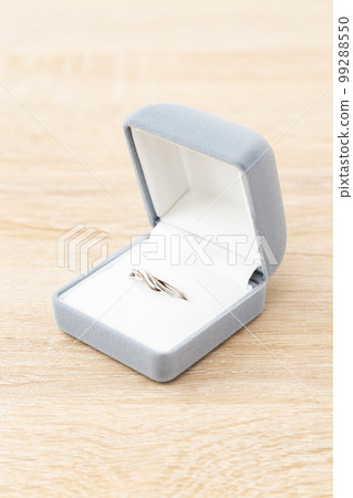 桌子上的戒指 桌子上的戒指 99288550