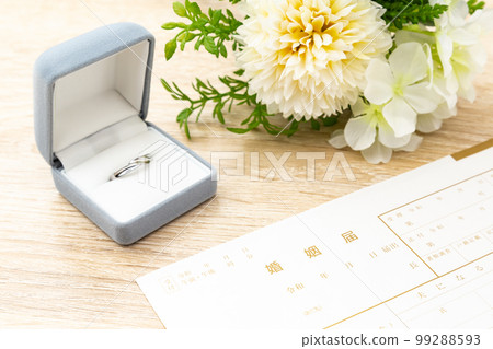 婚姻登記和在桌上的戒指 99288593